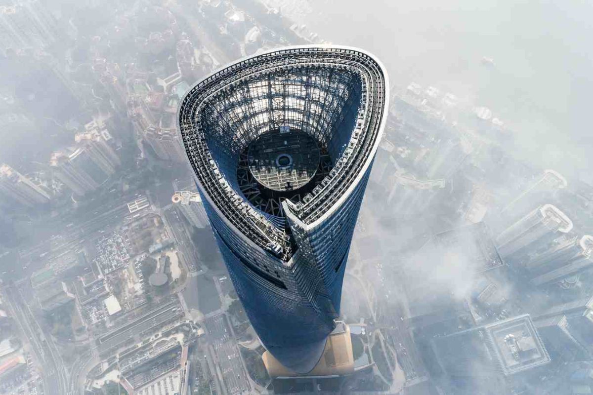 A Torre de Xangai: Uma Proeza Arquitetônica no Horizonte de Pudong.