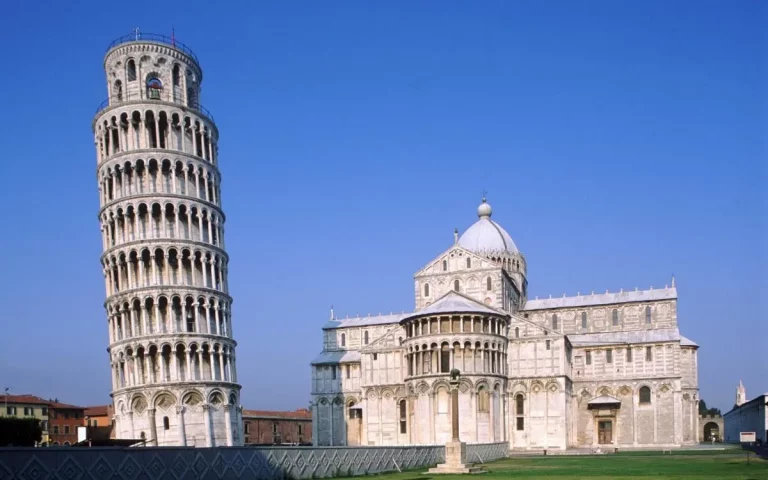 A Torre de Pisa: Um Feito de Engenharia e Física