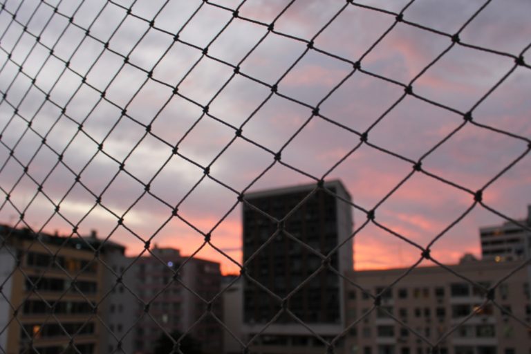 Protegendo os Pequenos em Alturas: Guia Completo para Instalação e Uso de Redes de Proteção em Apartamentos